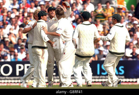 Glenn McGrath, de l'Australie, célèbre avec ses coéquipiers après avoir pris le cricket de Michael Vaughan, en Angleterre, pour 45 courses au cours de la dernière journée du cinquième match du npower Test au Brit Oval, à Londres, le lundi 12 septembre 2005. APPUYEZ SUR ASSOCIATION photo. Le crédit photo devrait se lire: Chris Young/PA. Banque D'Images