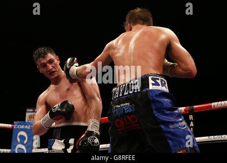 Tommy Langford et Lewis Taylor (à droite) pendant le WBO Intercontinental et le championnat vacant Commonwealth MiddlewEight à l'arène Liverpool Echo. Banque D'Images