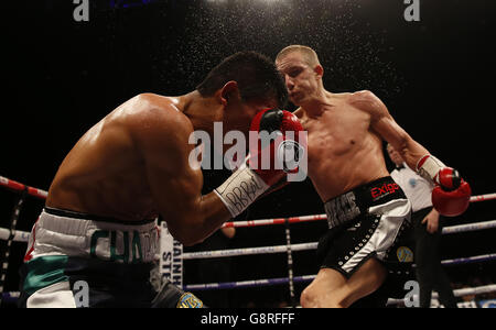 Terry Flanagan et Derry Mathews - Liverpool Echo Arena.Paul Butler (à droite) et Sebastian Sanchez lors de la partie vacante du Championnat International de poids-mouche IBF à l'arène Liverpool Echo. Banque D'Images