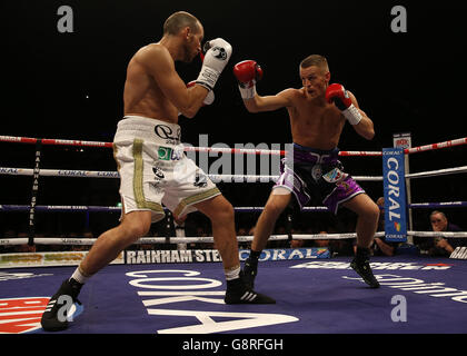 Terry Flanagan et Derry Mathews - Liverpool Echo Arena.Terry Flanagan (à droite) et Derry Mathews pendant le championnat du monde léger WBO à l'arène Liverpool Echo. Banque D'Images