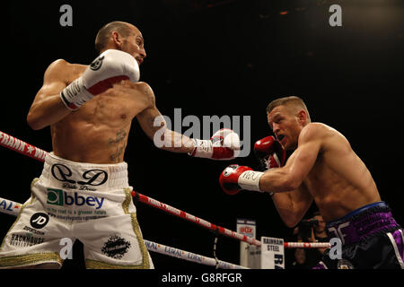 Terry Flanagan (à droite) et Derry Mathews pendant le championnat du monde léger WBO à l'arène Liverpool Echo. Banque D'Images