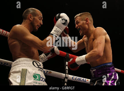 Terry Flanagan (à droite) et Derry Mathews pendant le championnat du monde léger WBO à l'arène Liverpool Echo. Banque D'Images