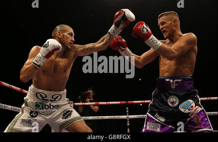 Terry Flanagan et Derry Mathews - Liverpool Echo Arena.Terry Flanagan (à droite) et Derry Mathews pendant le championnat du monde léger WBO à l'arène Liverpool Echo. Banque D'Images