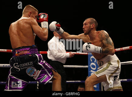 Terry Flanagan et Derry Mathews - Liverpool Echo Arena.Terry Flanagan (à gauche) et Derry Mathews pendant le championnat du monde léger WBO à l'arène Liverpool Echo. Banque D'Images