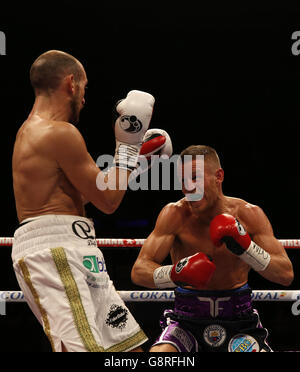 Terry Flanagan (à droite) et Derry Mathews pendant le championnat du monde léger WBO à l'arène Liverpool Echo. Banque D'Images