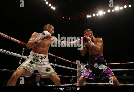 Terry Flanagan (à droite) et Derry Mathews pendant le championnat du monde léger WBO à l'arène Liverpool Echo. Banque D'Images