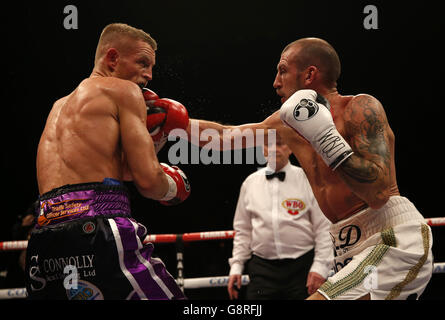 Terry Flanagan (à gauche) et Derry Mathews pendant le championnat du monde léger WBO à l'arène Liverpool Echo. Banque D'Images