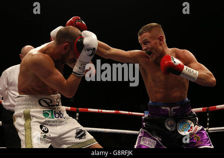 Terry Flanagan et Derry Mathews - Liverpool Echo Arena.Terry Flanagan (à droite) et Derry Mathews pendant le championnat du monde léger WBO à l'arène Liverpool Echo. Banque D'Images