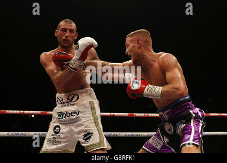 Terry Flanagan (à droite) et Derry Mathews pendant le championnat du monde léger WBO à l'arène Liverpool Echo. Banque D'Images