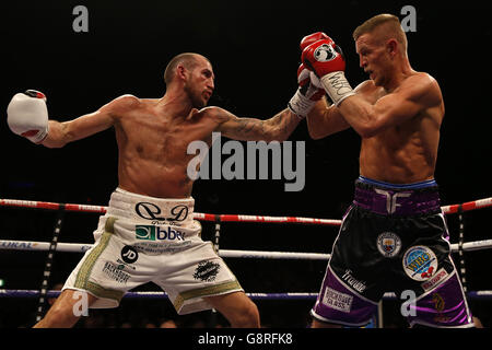 Terry Flanagan (à droite) et Derry Mathews pendant le championnat du monde léger WBO à l'arène Liverpool Echo. Banque D'Images