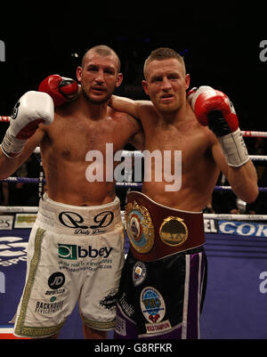 Terry Flanagan célèbre la victoire sur Derry Mathews lors du championnat du monde léger WBO à l'arène Liverpool Echo. Banque D'Images