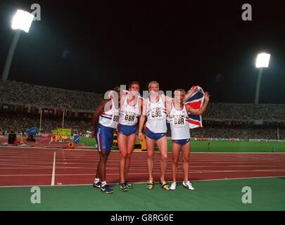 L'équipe de la Grande-Bretagne de Mark Richardson (à gauche), Roger Black (deuxième à gauche), Iwan Thomas (deuxième à droite) et Jamie Baulch (à droite) célèbrent après avoir brillé de l'argent. La médaille d'argent a été remise à la médaille d'or en 2010 après que le coureur des États-Unis Antonio Pettigrew a admis avoir pris des médicaments améliorant la performance. Banque D'Images