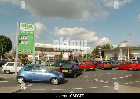 Les automobilistes font la queue dans une station-service d'Asda près de Woolwich, Londres, le lundi 12 septembre 2005. La perspective de blocus de raffinerie et de hausse des prix a suscité la crainte d'une répétition des scènes en 2000, lorsque les automobilistes ont dû faire de longues files d'attente pour acheter du carburant. Voir PA Story POLITICS Fuel. APPUYEZ SUR ASSOCIATION photo. Le crédit photo devrait se lire: Johnny Green/PA Banque D'Images