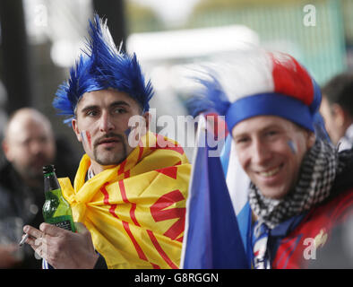 Un fan de France à l'approche du match des six Nations RBS 2016 au stade BT Murrayfield, à Édimbourg. Banque D'Images