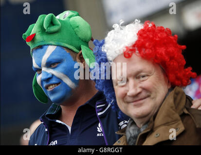 Un fan de l'Écosse et de la France à l'approche du match des six nations RBS 2016 au stade BT Murrayfield, à Édimbourg. Banque D'Images