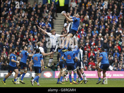 Les joueurs écossais et français disputent une ligne lors du match des six Nations RBS 2016 au stade BT Murrayfield, à Édimbourg. Banque D'Images