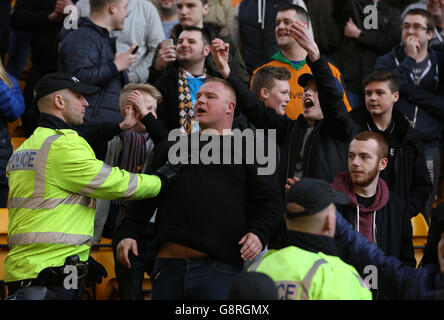 *ÉDITEURS - Note Gesture* fans de Wolves pendant le match du championnat Sky Bet à Molineux, Wolverhampton. Banque D'Images