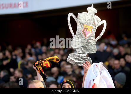 Les fans de Watford fêtent dans les stands lors de la coupe Emirates FA, quart de finale au stade Emirates, Londres. APPUYEZ SUR ASSOCIATION photo. Date de la photo: Dimanche 13 mars 2016. Voir PA Story FOOTBALL Arsenal. Le crédit photo devrait se lire comme suit : Adam Davy/PA Wire. Banque D'Images