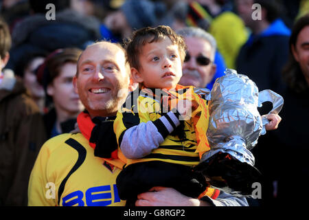 Les fans de Watford fêtent dans les stands lors de la coupe Emirates FA, quart de finale au stade Emirates, Londres. Banque D'Images