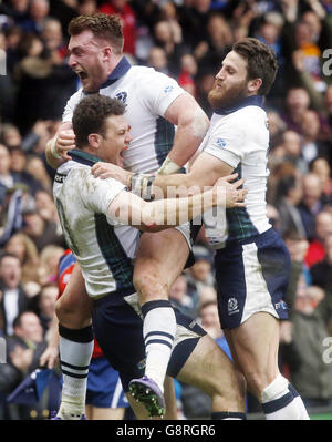 Duncan Taylor (à gauche), en Écosse, célèbre la deuxième tentative de son côté avec les coéquipiers Stuart Hogg et Tommy Seymour (à droite) lors du match des six Nations du RBS 2016 au stade BT Murrayfield, à Édimbourg. APPUYEZ SUR ASSOCIATION photo. Date de la photo: Dimanche 13 mars 2016. Voir l'histoire de PA RUGBYU Scotland. Le crédit photo devrait se lire comme suit : Danny Lawson/PA Wire. Banque D'Images