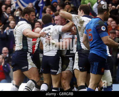 Stuart Hogg (au centre à droite) célèbre la première tentative de son équipe lors du match des six Nations RBS 2016 au stade BT Murrayfield, à Édimbourg. Banque D'Images