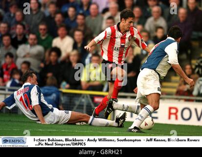 Andy Williams de Southampton (au centre) saute autour de l'attaque de Lars Bohinen de Blackburn Rovers (à gauche) comme Jeff Kenna de Blackburn Rovers (à droite) regarde activé Banque D'Images