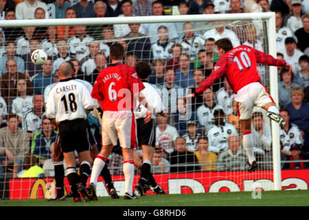 Football - FA Carling Premiership - Derby County / Manchester United.Teddy Sheringham (à droite) de Manchester United marque son premier but Banque D'Images