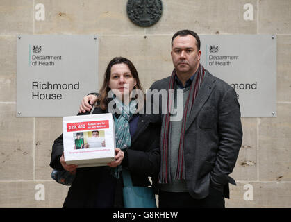 Isabelle et Robin Garnet, les parents de l'adolescent autiste Matthew Garnet, à l'extérieur du ministère de la Santé à Whitehall, Londres, Avant leur rencontre avec le ministre de la Santé, Alistair Burt, pour présenter une pétition soutenue par plus de 300,000 personnes demandant le soutien de leur fils qui a subi une « peine d'emprisonnement » de six mois dans une salle psychiatrique. Banque D'Images