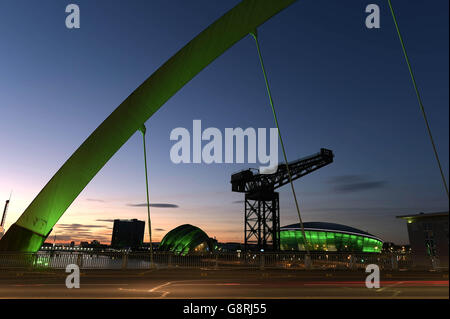 Le pont Squinty, officiellement connu sous le nom de Clyde Arc, aux côtés de l'auditorium Clyde, également connu sous le nom d'Armadillo, et de l'Hydro SSE de Glasgow, en Écosse, sont éclairés en vert par Tourism Ireland pour célébrer la Saint Patrick, qui est le jeudi 17 mars. Banque D'Images