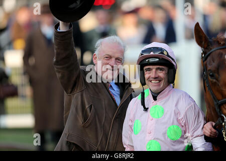 Le jockey Ruby Walsh célèbre avec l'entraîneur Willie Mullins après avoir porté Limini à la victoire dans l'obstacle des novices de Trull House Stud Mares lors du jeudi de St Patrick du Cheltenham Festival 2016 à Cheltenham Racecourse. Banque D'Images