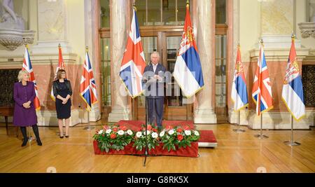 Le Prince de Galles lors de son discours au Parlement serbe à Belgrade, en Serbie, le quatrième jour de sa tournée de six jours dans les Balkans avec la duchesse des quatre pays de Cornouailles. Banque D'Images