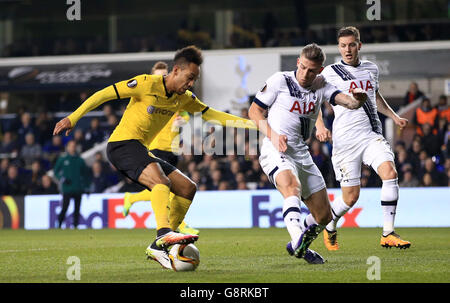 Toby Alderweireld (à droite) de Tottenham Hotspur et Pierre-Emerick Aubameyang (à gauche) de Borussia Dortmund se disputent le ballon lors du match de l'UEFA Europa League à White Hart Lane, Londres. Banque D'Images