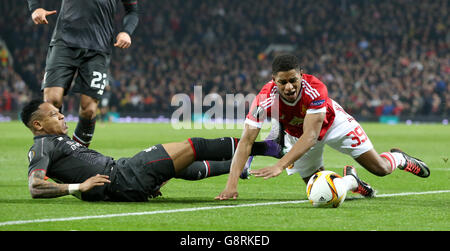 Marcus Rashford (à droite) de Manchester United et Nathaniel Clyne (à gauche) de Liverpool se disputent le ballon lors du match de l'UEFA Europa League à Old Trafford, Manchester. Banque D'Images