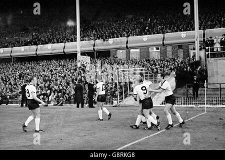 Lothar Emmerich (deuxième r, essentiellement caché) en Allemagne de l'Ouest est félicité par les coéquipiers Franz Beckenbauer (r), Uwe Seeler (9), Horst Hottges (quatrième r), Wolfgang Overath (12) et Werner Kramer (l) après avoir score du but égalisateur de son équipe Banque D'Images