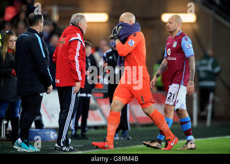 Brad Guzan et Alan Hutton (à droite), gardien de but de la Villa Aston, ont été détectés après le match de la première ligue de Barclays au Liberty Stadium, à Swansea. APPUYEZ SUR ASSOCIATION photo. Date de la photo: Samedi 19 mars 2016. Voir PA Story FOOTBALL Swansea. Le crédit photo devrait se lire comme suit : Nick Potts/PA Wire. Banque D'Images