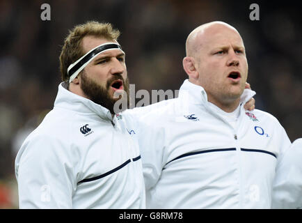 Joe Marler d'Angleterre (à gauche) et Dan Cole lors du match des six Nations RBS 2016 au Stade de France, Paris. Banque D'Images