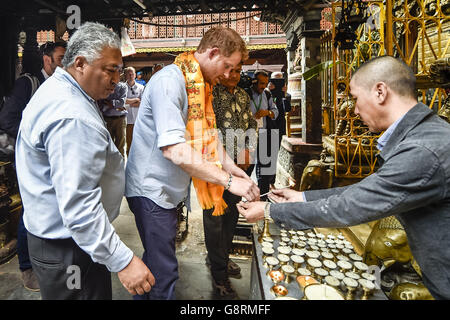 Le prince Harry allume une bougie à l'intérieur de Hiranya Varna Mahavihar, connu localement comme le Temple d'Or, à Katmandou, pendant le deuxième jour de sa tournée au Népal. Banque D'Images