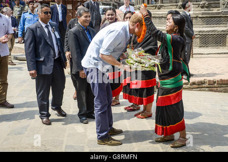 Le prince Harry reçoit une guirlande de Mayia Maharaja alors qu'il arrive à la place Patan Durbar pour visiter le site historique du patrimoine mondial de l'UNESCO de Katmandou, qui a été endommagé lors du tremblement de terre de 2015, au cours du deuxième jour de sa visite au Népal. Banque D'Images