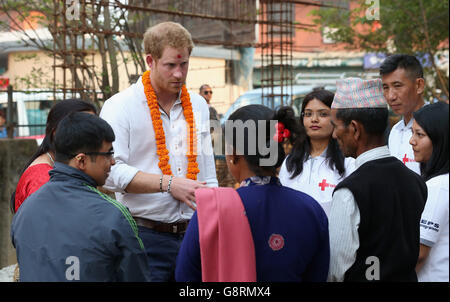 Le prince Harry visite les conteneurs de préparation de la Croix-Rouge à Bhaktapur à Katmandou, où il a été accueilli avec une guirlande et un tilak (une marque placée sur le front comme signe de respect), le deuxième jour de sa visite au Népal. Banque D'Images