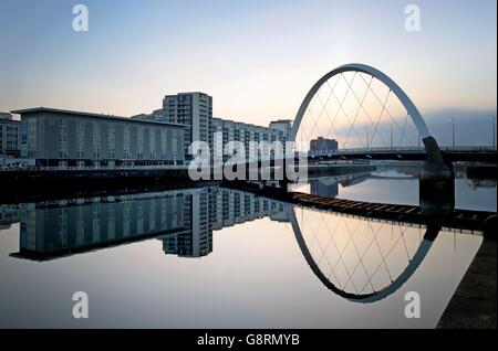 Un point de repère de Glasgow, le Clyde Arc Bridge, se reflète dans les eaux exceptionnellement calmes de la rivière Clyde, Glasgow. Banque D'Images
