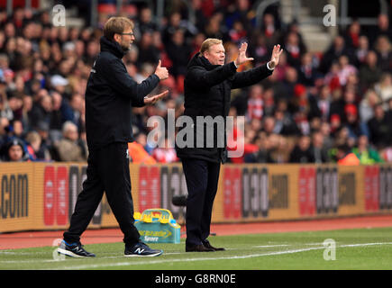 Jurgen Klopp, directeur de Liverpool (à gauche), et Ronald Koeman, directeur de Southampton, lors du match de la Barclays Premier League au stade St Mary's, à Southampton. Banque D'Images