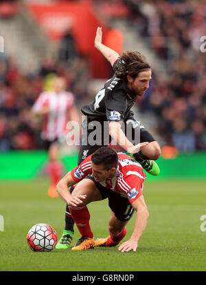 Dusan Tadic de Southampton (front) et Joe Allen de Liverpool se battent pour le ballon lors du match de la Barclays Premier League au stade St Mary's, à Southampton. Banque D'Images