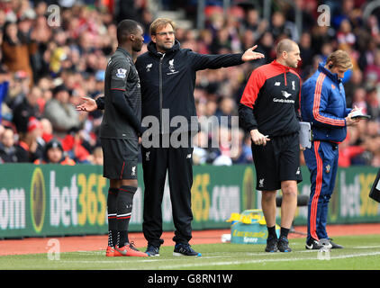 Jurgen Klopp, directeur de Liverpool, parle à Christian Benteke alors qu'il se prépare à se présenter lors du match de la Barclays Premier League au stade St Mary's, à Southampton. Banque D'Images