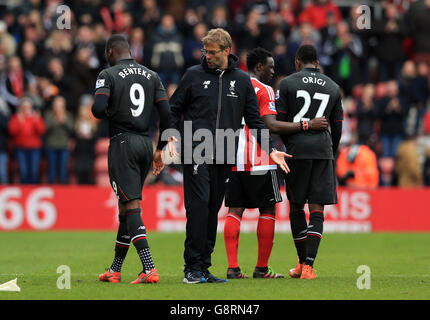 Jurgen Klopp, directeur de Liverpool, parle à Christian Benteke après le match de la Barclays Premier League au stade St Mary's, à Southampton. Banque D'Images