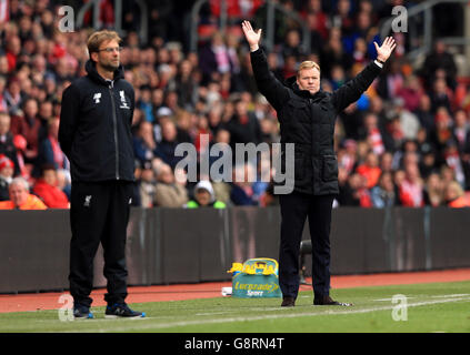 Ronald Koeman, directeur de Southampton (à droite), et Jurgen Klopp, directeur de Liverpool, lors du match de la Barclays Premier League au stade St Mary's, à Southampton. Banque D'Images