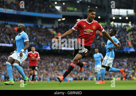 Marcus Rashford, de Manchester United, célèbre le premier but de sa partie lors du match de la Barclays Premier League au Etihad Stadium de Manchester. Banque D'Images