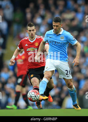 Martin Demichelis de Manchester City (à droite) et Morgan Schneiderlin de Manchester United se battent pour le ballon lors du match de la Barclays Premier League au Etihad Stadium de Manchester. Banque D'Images