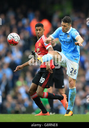 Martin Demichelis de Manchester City (à droite) et Marcus Rashford de Manchester United se battent pour le ballon lors du match de la Barclays Premier League au Etihad Stadium de Manchester. Banque D'Images