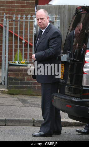 George Hamilton, chef de l'INFP, arrive à l'église méthodiste Woodvale dans le nord de Belfast pour les funérailles de l'officier de prison Adrian Ismay, qui a été assassiné par des républicains dissidents. Banque D'Images