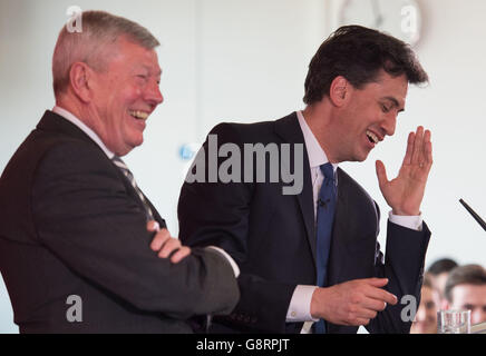 L'ancien leader travailliste Ed Miliband (à droite) et l'ancien ministre de l'intérieur Alan Johnson s'expriment lors d'un événement organisé par le Parti travailliste en faveur d'un vote pour rester dans l'UE lors du prochain référendum de juin sur l'adhésion de la Grande-Bretagne, au coin Street Neighbourhood Center, à Londres. Banque D'Images